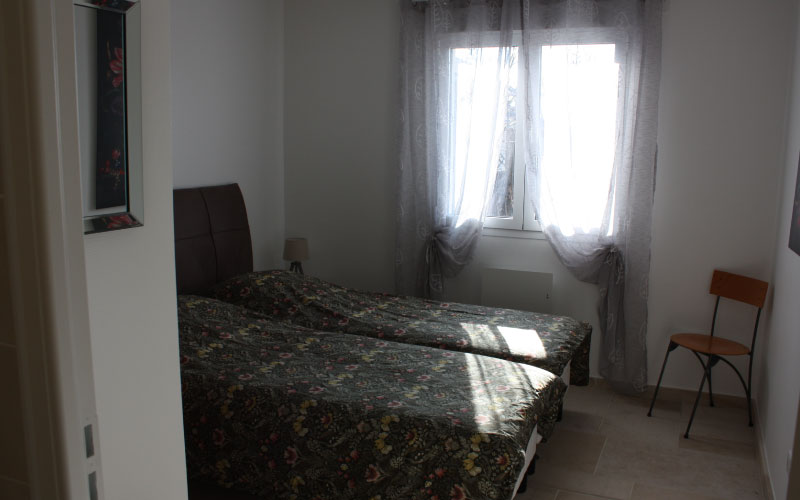 Photo de la chambre de l'appartement duo avec 2 lits individuels collés côte à côte