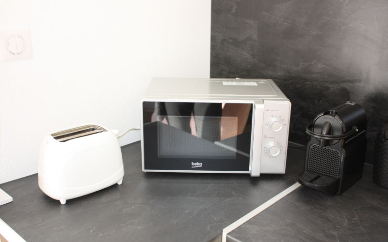 Photo d'un grille-pain, du micro-onde et d'une machine à café de l'appartement