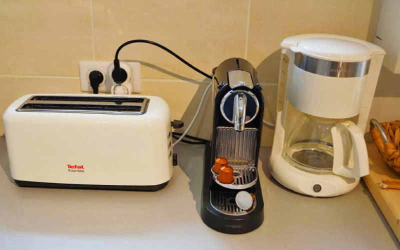 Photo du grille-pain, de la machine à café nespresso et d'une cafetière à filtre