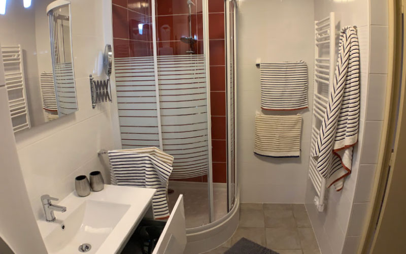 Photo de la salle de bain de l'appartement quatuor où l'on voit la cabine à douche.